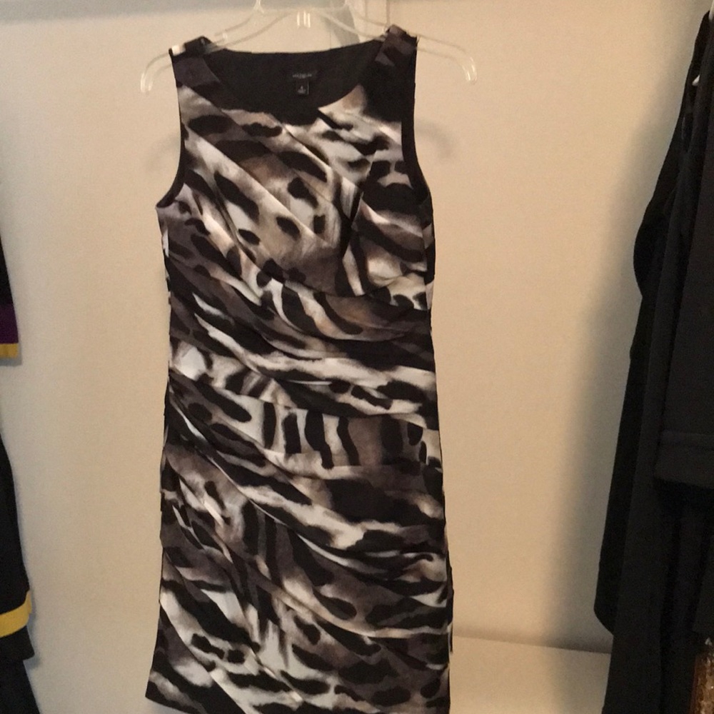 EUC ANN TAYLOR SLEEVELESS RUCHED DRESS. BLACK/GRAY/CREAM PATTERN. SIDE ZIP SZ 6